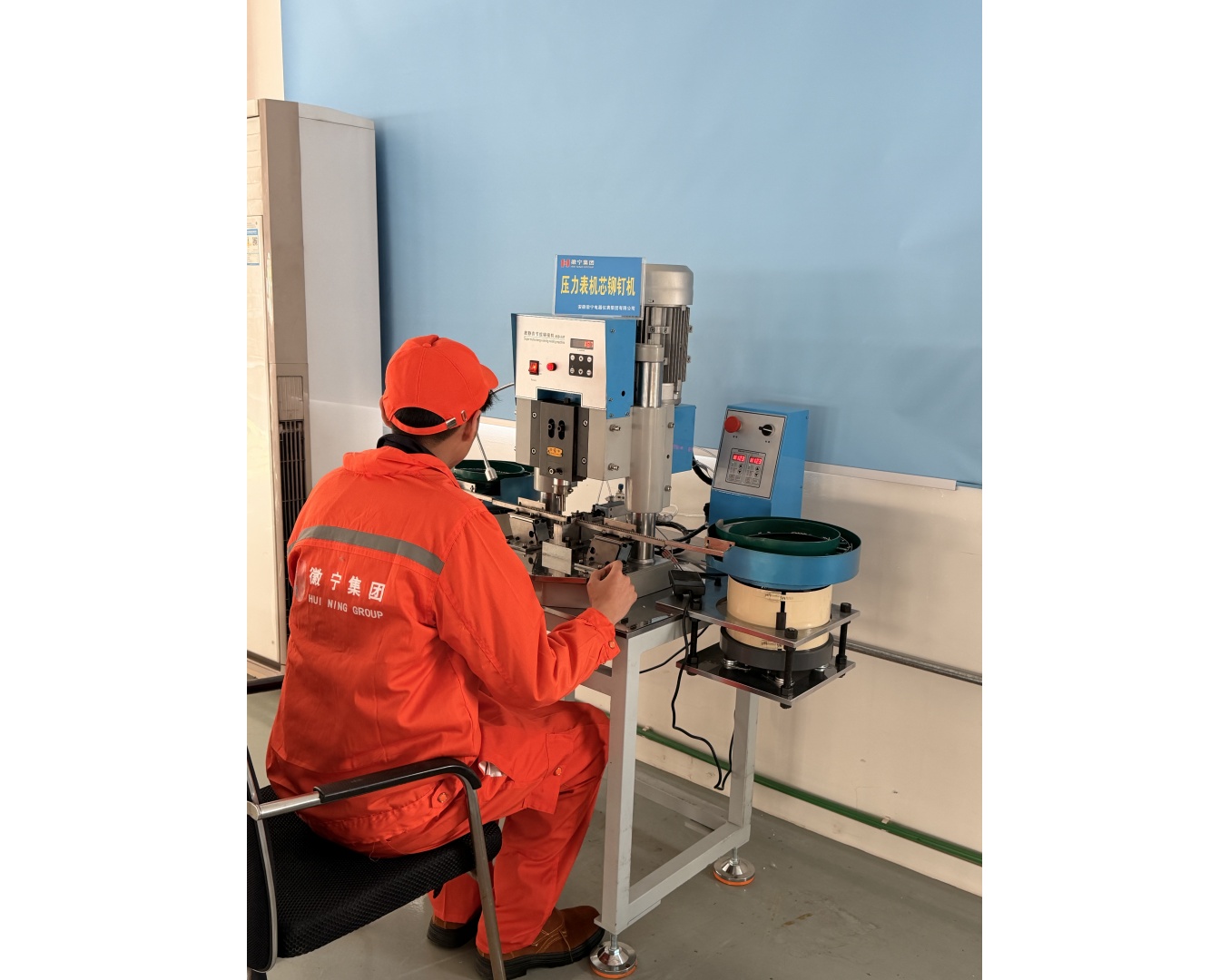 压力表机芯自动铆钉机